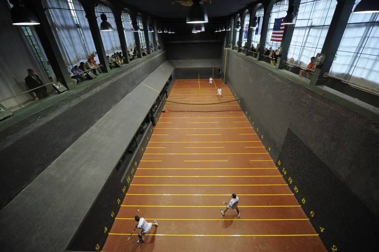 2 - Un cours de jeu de paume dans un château